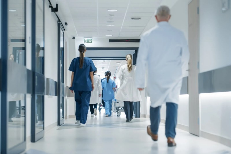 A nurse from the Sibiu Emergency Hospital suffered a heart attack while on duty. Her colleagues saved her