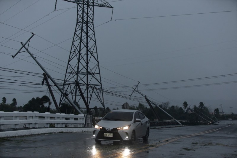 VIDEO Super typhoon Fung-wong hit the Philippines with wind gusts of 230 km/h. Over a million people evacuated