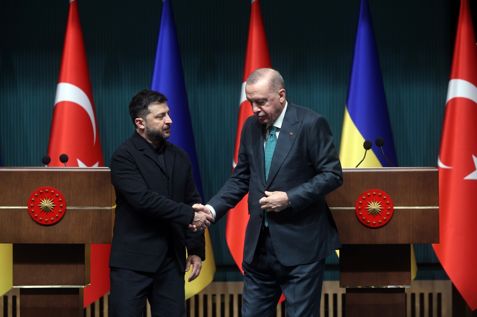 Turkish President Recep Tayyip Erdogan (R) and Ukrainian President Volodymyr Zelensky during a press conference after their meeting at the Presidential Palace in Ankara, Turkey, November 19, 2025.