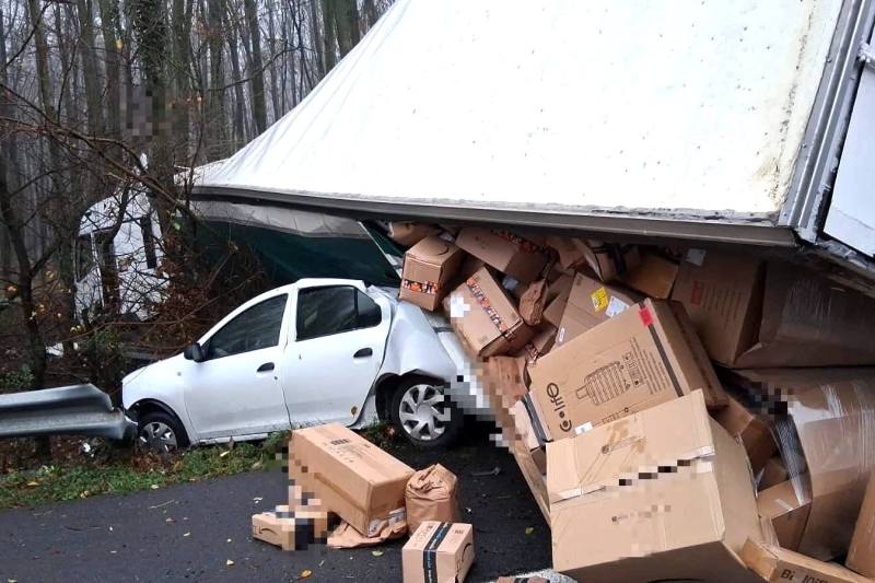 A TIR loaded with parcels hit a car, after which it overturned over another, parked in the emergency lane, on the A1 highway