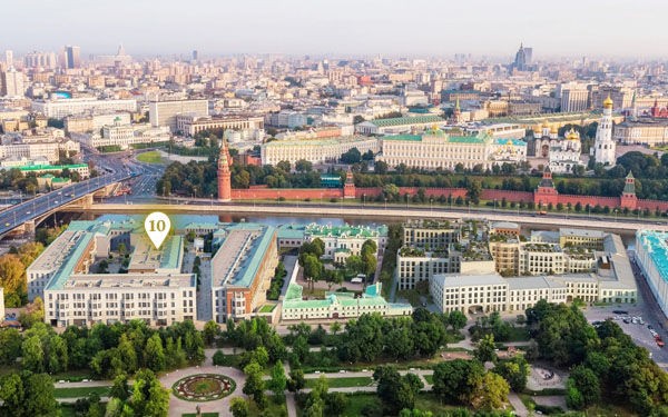 Apartamenty w dzielnicy mieszkalnej naprzeciwko Kremla należące do Artiemiewej (oznaczone "pinezką")