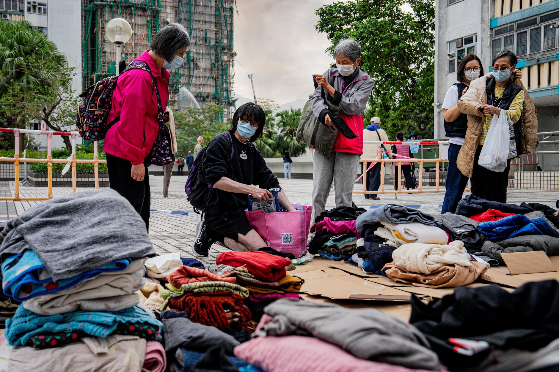 epa12551708_2 - epaselect CHINA HONG KONG FIRE (Major fire breaks out in Hong Kong, leaving at least 44 dead and 279 missing)