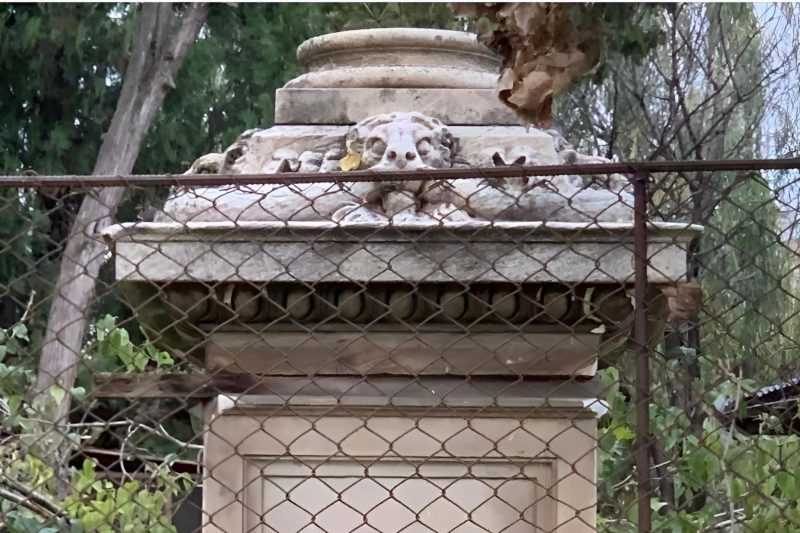 Remarkable and unexpected discovery, in a Bucharest courtyard: the plinth of the