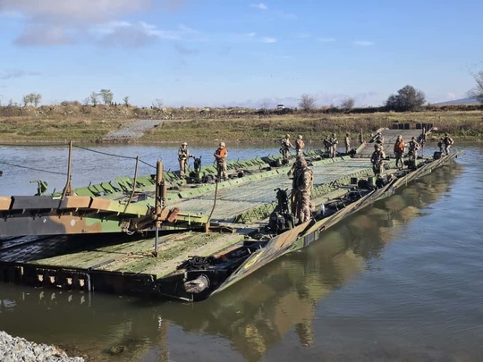 VIDEO NATO exercise in Alba: The military built a floating bridge over Mureş in about 15 minutes