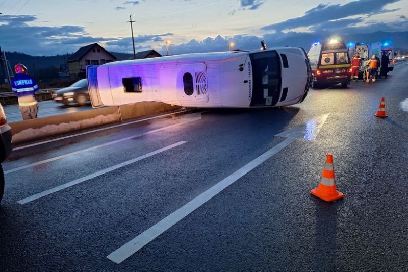 Accident between a minibus and a car in Vestem, Sibiu county. Six women were taken to the hospital / The Red Intervention Plan was activated