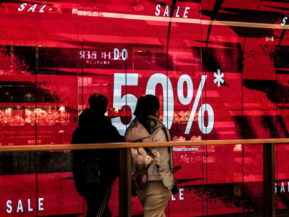 This is how the shopping high works. Experts explain why we fall for Black Friday promotions
