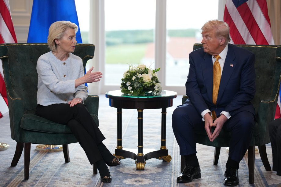 Prezydent Stanów Zjednoczonych Donald Trump i przewodnicząca Komisji Europejskiej Ursula von der Leyen ogłaszają porozumienie handlowe między USA a UE w Turnberry w Szkocji. Zdjęcie z 27 lipca 2025 r.