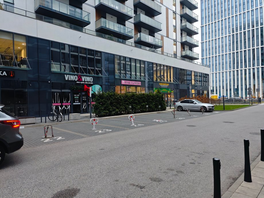 There are more and more shops, restaurants and service points on site