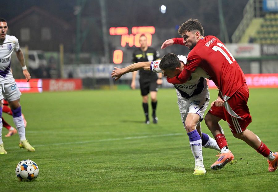 FC Argeș - FC Botoșani / Photo source: sportpictures.eu FC Argeș - FC Botoșani, fierce duel in the Superliga » There are 10 minutes left: fierce battles in the middle of the field