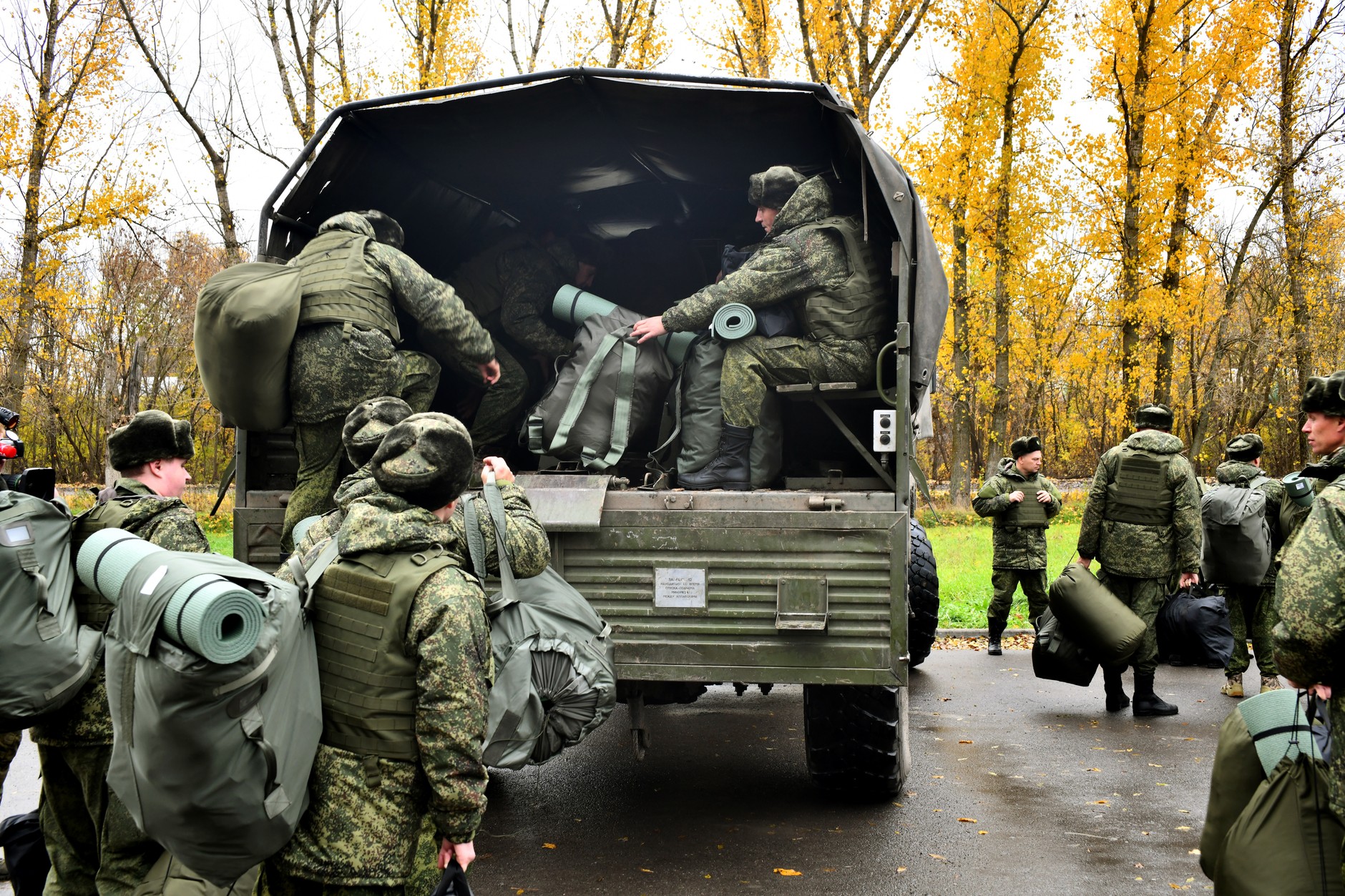 Conscripted soldiers boarding a military vehicle, October 31, 2022 (illustrative photo)