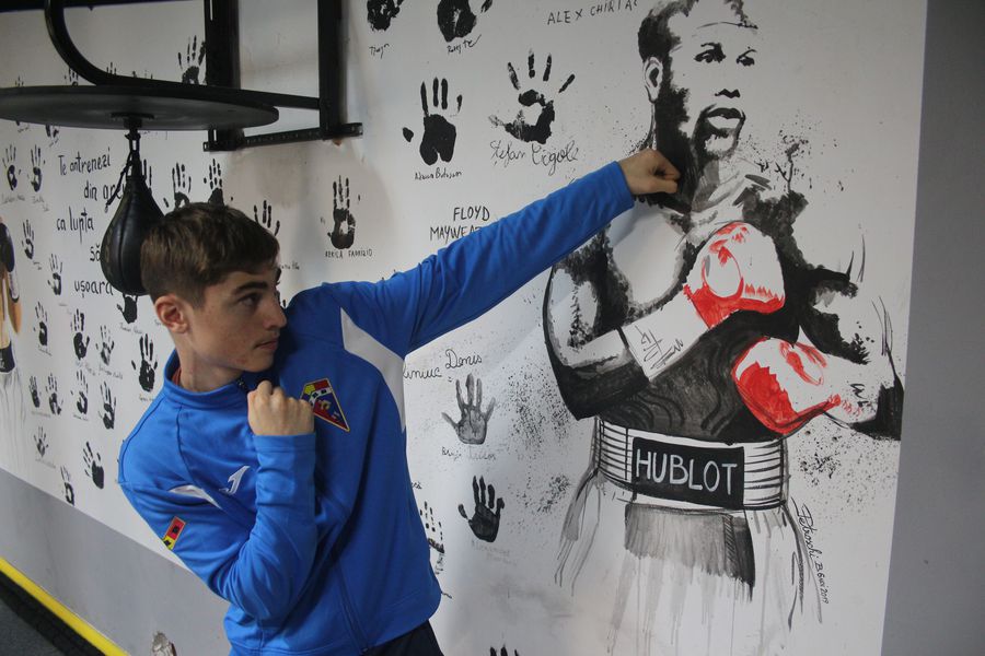 Posing with Şerban Stoica in the boxing gym in Suceava: a symbolic shot in the jaw of the idol Floyd Mayweather. Photo: Justin Gafiuc (GSP) The kid with golden fists from Romanian boxing: