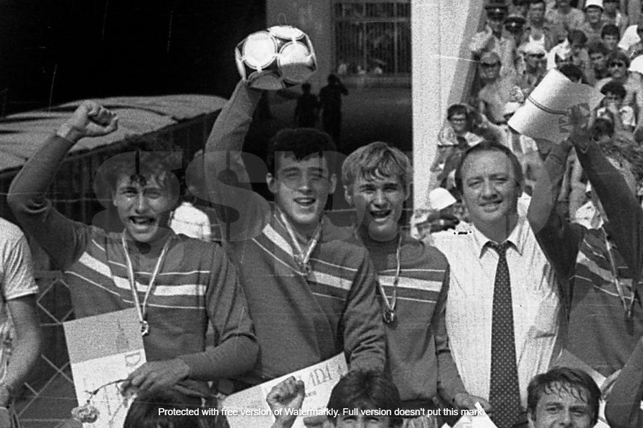 Bogdan Bucur (second from the right), with his colleagues from Dinamo during the junior year He was the first to play for Dinamo and Steaua after '89: