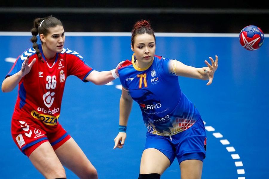 Alicia Gogîrlă, in action // photo source: Instagram @ aliciagogirla, IHF/Sasha Pahic Szabo/Kolektiff