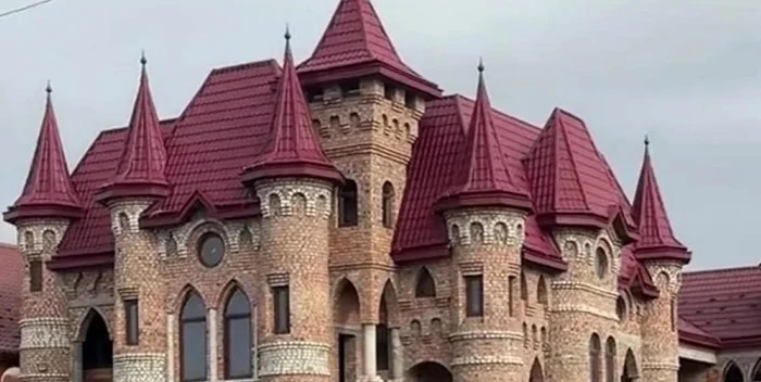 House/castle in Nyzhnia Apsa. PHOTO: TikTok capture/@polinashtern
