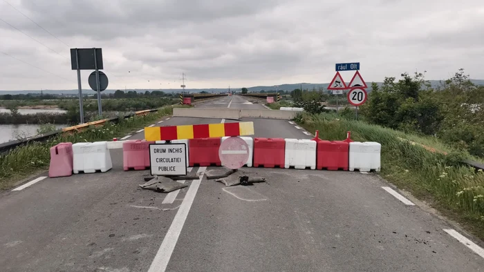 DN2 was closed until the tanker was put back on its wheels. PHOTO: archive