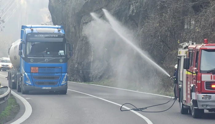 A tanker with flammable substances overturned in Valea Oltului PHOTO: ISU Vâlcea