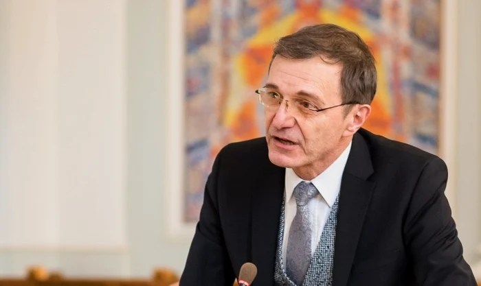 Ioan-Aurel Pop susține predarea cronologică. FOTO: Arhivă personală