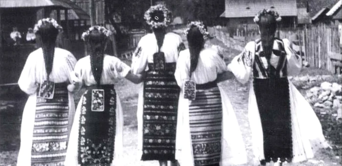 Romanian peasants PHOTO Romanian folk costume/Maria Bâtcă