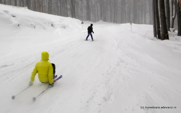 The locals are waiting to ski again on the county road in Pasul Vâlcan. Photo: Daniel Guță