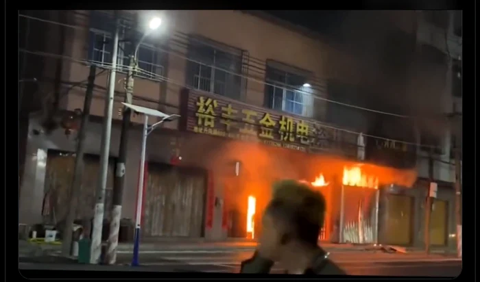 The fire broke out on Tuesday evening. PHOTO Capture X Shenzhen Daily
