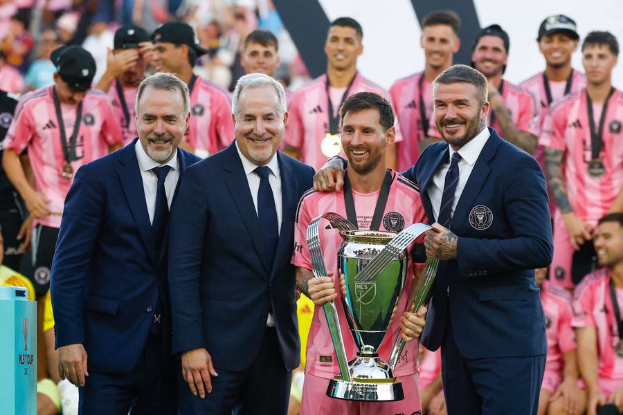 Leo Messi, with the MLS trophy, framed by Inter patrons Jorge and Jose Maas (left) and David Beckham / Photo: Imago Messi conquered America