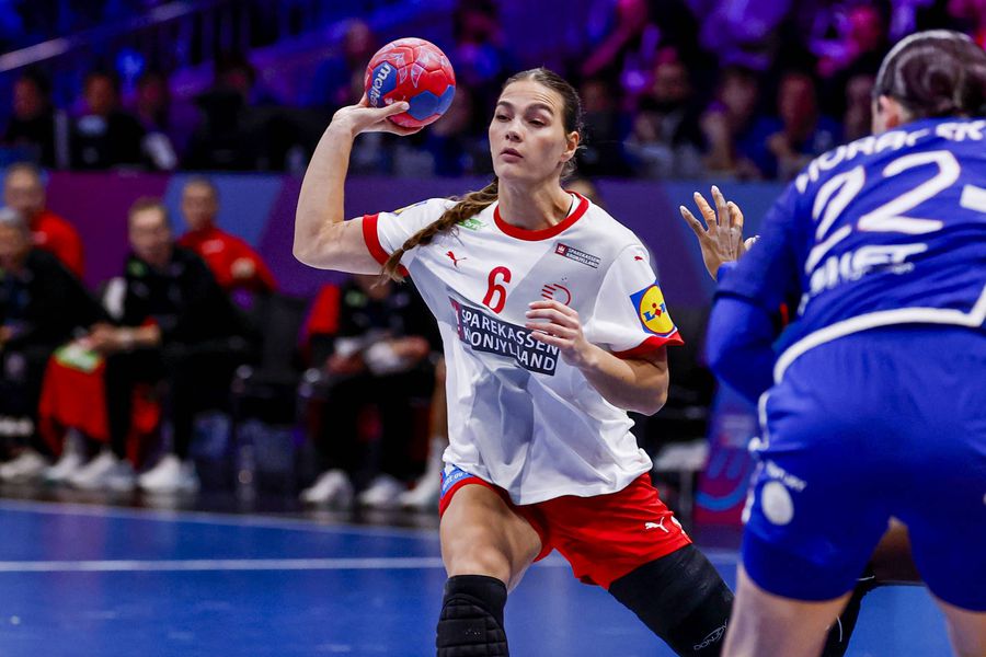 Denmark attempted a comeback in the second half of their clash with France/Photo: Imago Images Helle Thomsen defends her players after the defeat in the