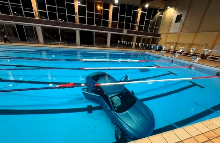 The car ended up in the swimming pool PHOTO:X