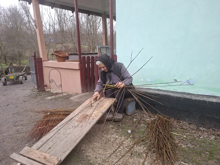 Tanti Georgeta still weaves baskets for the household PHOTO Cosmin Zamfirache