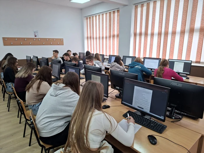 Students in the computer lab PHOTO Cosmin Zamfirache