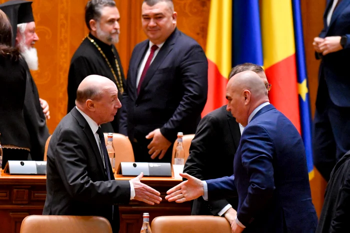 Traian Băsescu greets Ilie Bolojan PHOTO Mediafax