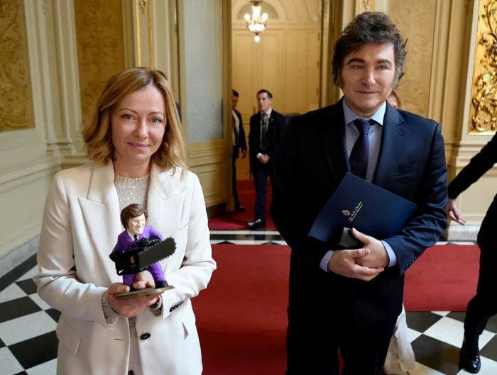 Giorgia Meloni received a statuette with him from Javier Milei. PHOTO: Facebook/Ian Bremmer