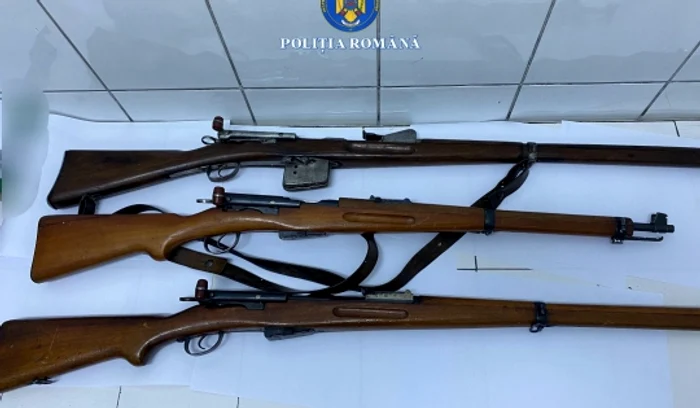 There were 3 weapons in the package. PHOTO Romanian Police