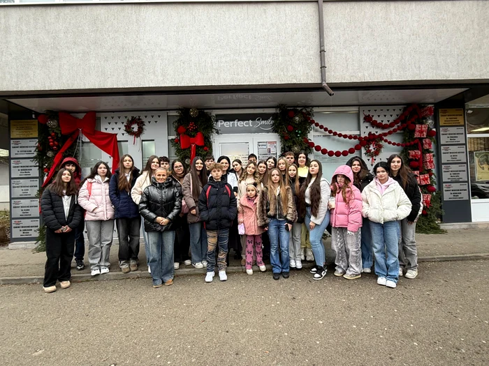 Students from Natural Sciences, visiting the dental clinic PHOTO: A. Dumitrescu archive