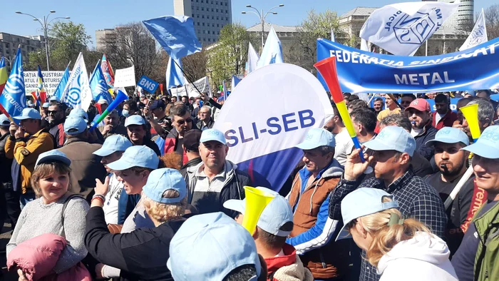 The protesters accuse wage discrimination. PHOTO SLI‑SEB
