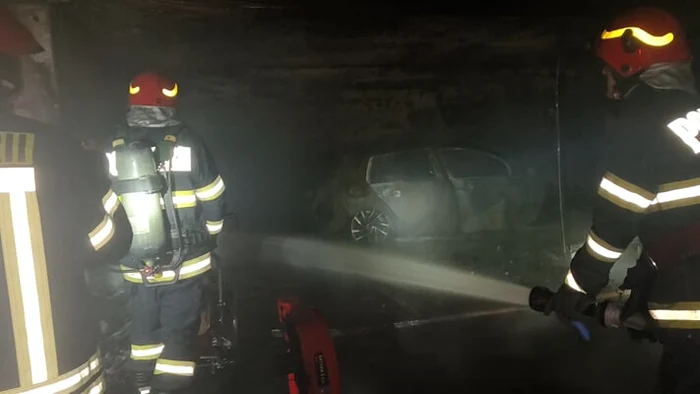 A parked car was engulfed in flames. PHOTO ISU Prahova, via Telegram