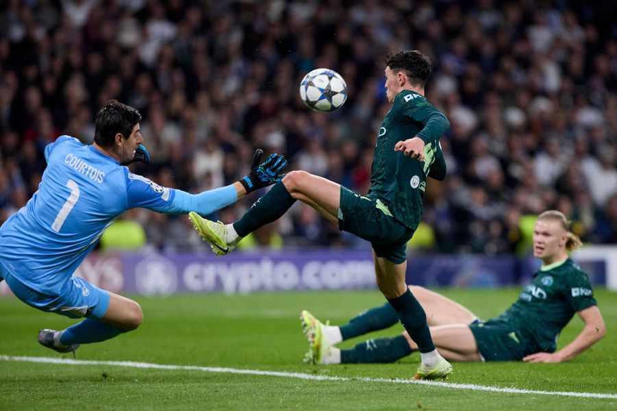 Thibaut Courtois intervenes in front of Phil Foden / Photo: Imago Super offer for Thibaut Courtois » The colossal 3-year salary with which the goalkeeper of Real Madrid is lured!