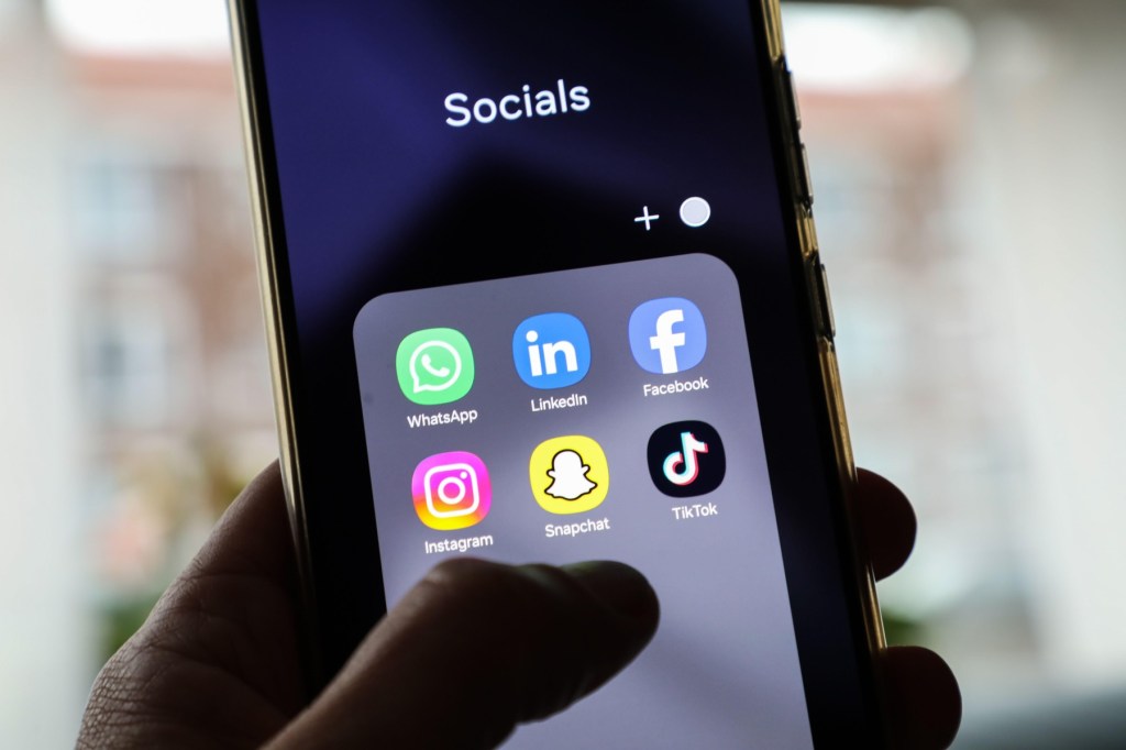 Social networking apps on mobile phone. Photo: Profimedia