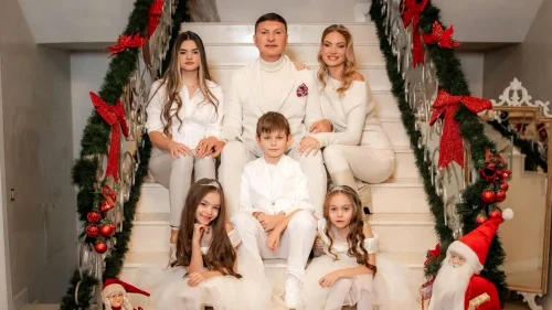The Borcea family, in a special Christmas photo session. Instagram photo