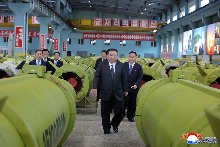 Kim Jong a visit to a strategic factory/PHOTO:X