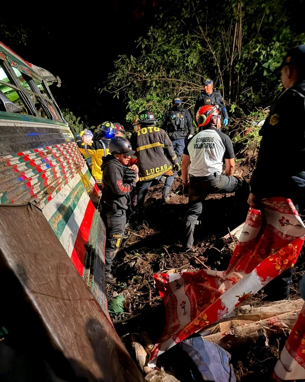 A bus fell into a chasm in Guatemala PHOTO: X/ @pronobismundo