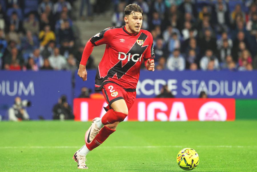 Andrei Rațiu a avut un 2025 foarte bun la Rayo, dar n-a reușit să prindă un transfer spectaculos, pe măsura speculațiilor din presă / FOTO: Imago Images Răzvan Raț, interviu în vila de secol XVI de la Genova: „Nu mă mai surprinde nimic la Lucescu” » Ce spune despre destinația lui Stanciu