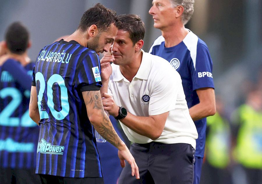 Calhanoglu evoluează sub bagheta lui Chivu la Inter, dar va fi adversarul „tricolorilor” în barajul pentru Mondiale din luna martie, Turcia - România la Istanbul / Foto: Imago Images Răzvan Raț, interviu în vila de secol XVI de la Genova: „Nu mă mai surprinde nimic la Lucescu” » Ce spune despre destinația lui Stanciu