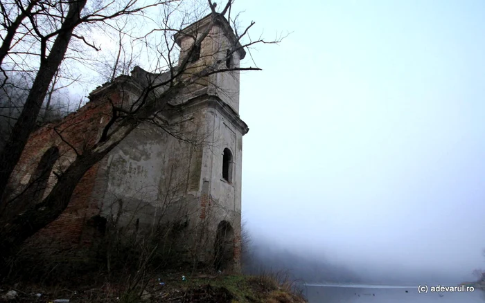 Abandoned church from the 60s, on the shore of Lake Cinciș. Photo: Daniel Guță. TRUTH