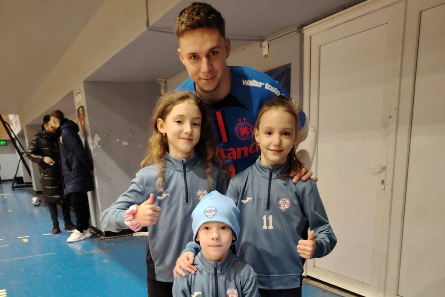 Louis Munteanu was photographed in the jersey of FCSB // photo: Facebook ASC Ivacec Vaslui Louis Munteanu's big supporter, shocked and disappointed by the picture in FCSB's shirt:
