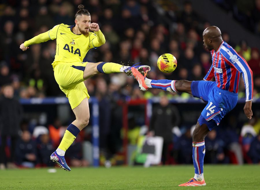 Pressing from the Premier League for Radu Drăgușin » Two teams want to bring the Tottenham stopper!