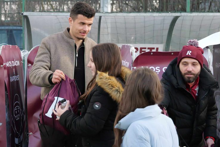 Cristi Ignat offered gifts to the children of the Rapid Academy // photo: Andrei Furnigă (GSP)