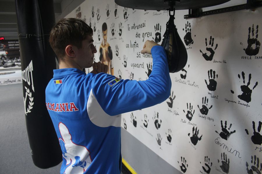 Şerban Stoica trains execution speed, rhythm and reflexes in boxing. Photo: Justin Gafiuc (GSP) The kid with golden fists from Romanian boxing: