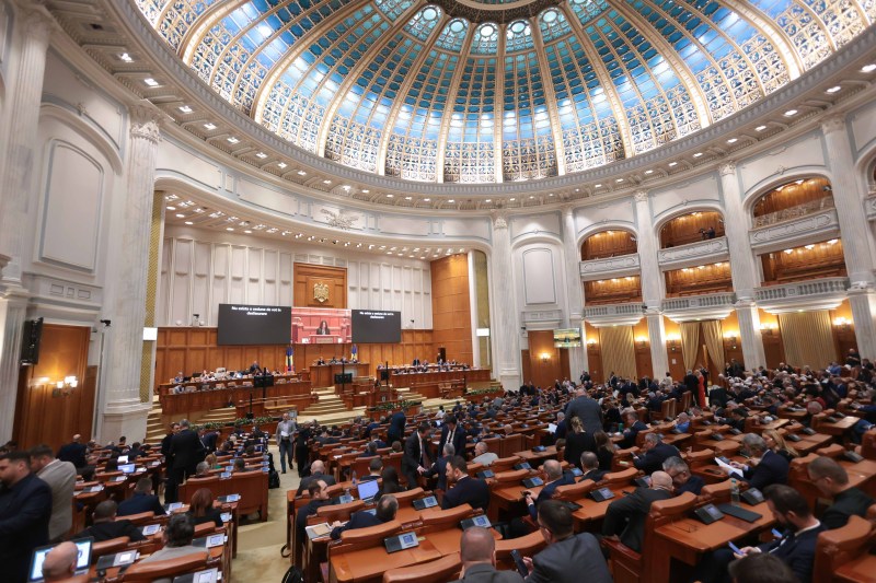 How much does a parliamentarian earn in Romania and what does the 10% cut in the lump sum received by the elected mean