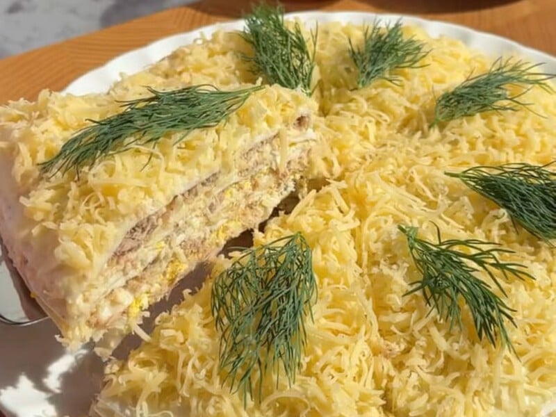 Make this snack cake without an oven or mixer. The secret of incredible taste is in the filling