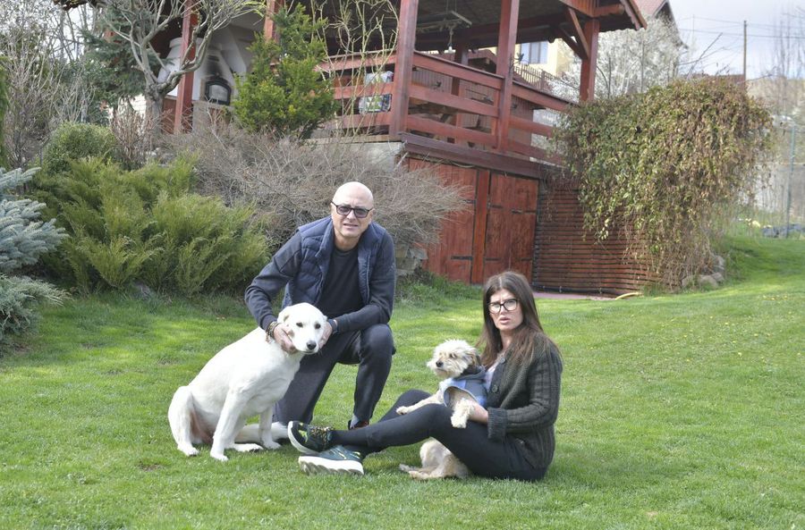 Leo Grozavu and his wife in the yard of the house near Cluj, together with the family dogs - image from the spring of 2022. Photo: Cristi Preda (GSP) The fabulous transfer that Grozavu would make to force the title with Botoșani: